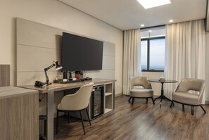 Suite Premium Vista Mar | Premium bedding, pillowtop beds, minibar, in-room safe - Blue Tree Premium Florianopolis (Florianópolis)