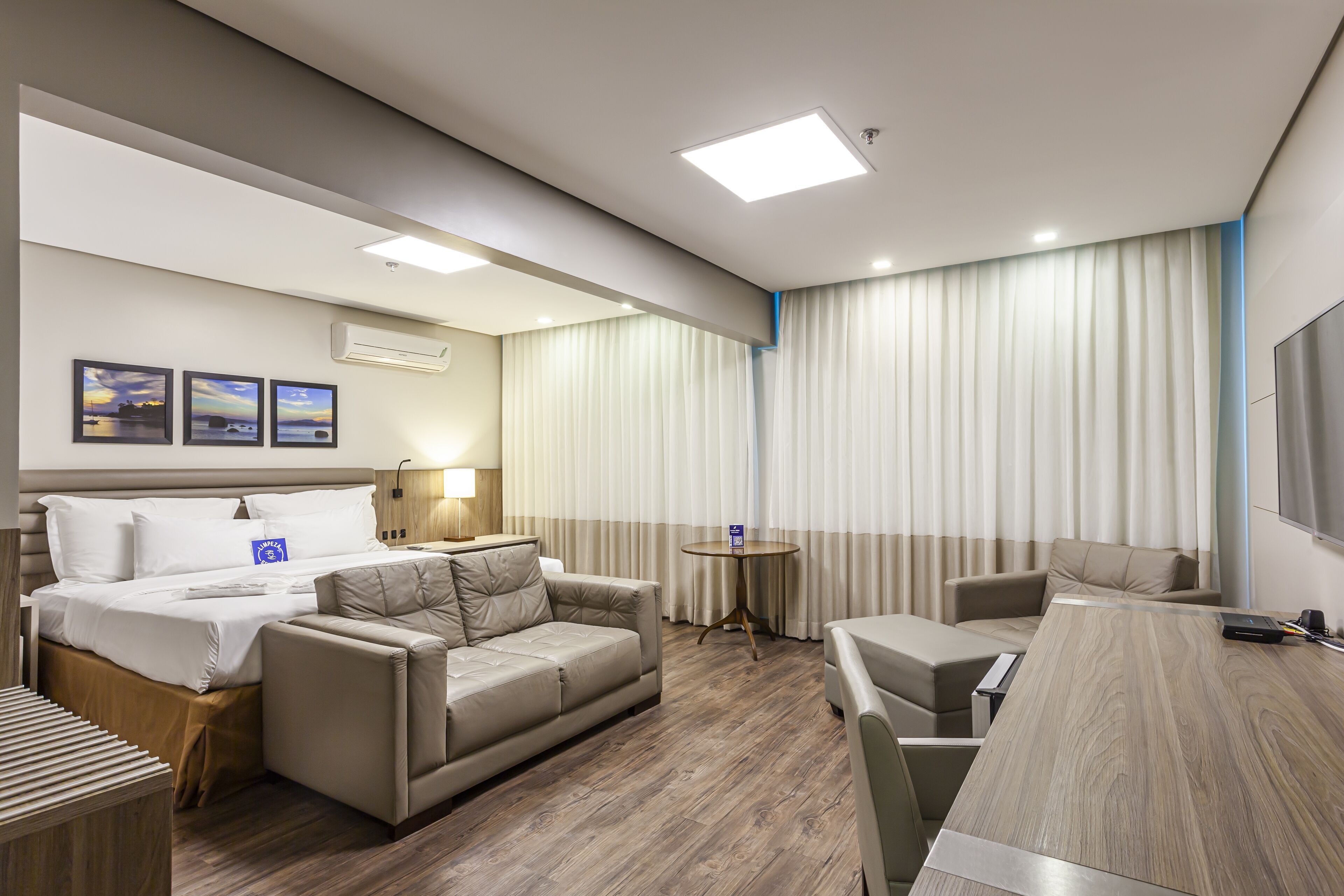 أغطية فراش متميزة وأسرّة بطبقة علوية مريحة وميني بار وخزنة داخل الغرفة