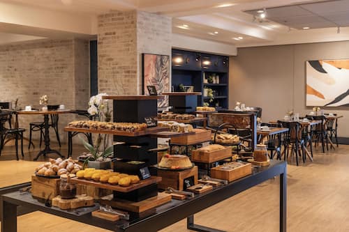 朝食 (ビュッフェ)、毎日提供 (無料)