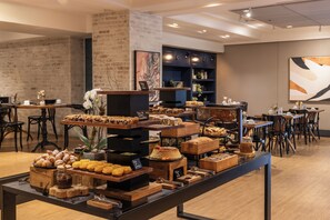 Une vitrine de boulangerie présentant diverses pâtisseries et desserts.