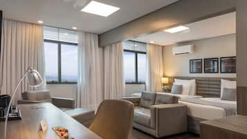 Seprai premium, bantalan ekstra lembut, minibar, dan brankas