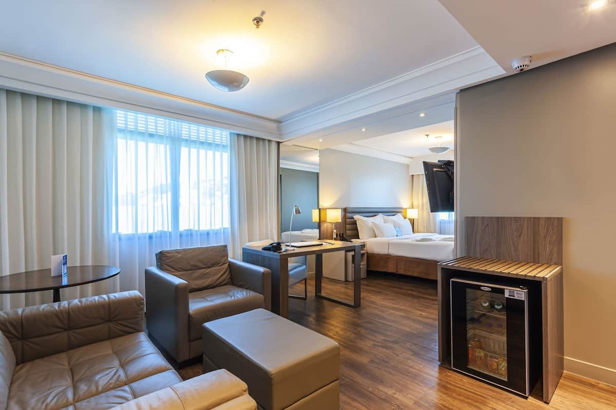 Biancheria da letto di alta qualità, materassi a doppio strato, minibar