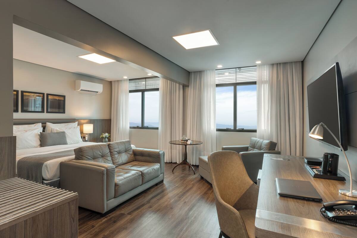 Executive Suite | Premium bedding, pillowtop beds, minibar, in-room safe