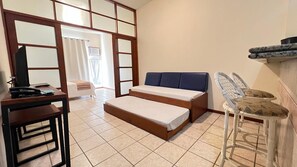 Living area | 32-inch TV with cable channels