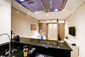 Private kitchen | Microwave, stovetop, cookware/dishes/utensils - Hotel Ingleses Holiday (Florianopolis)