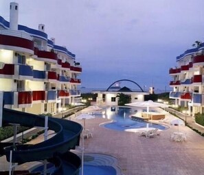 Una piscina techada, una piscina al aire libre