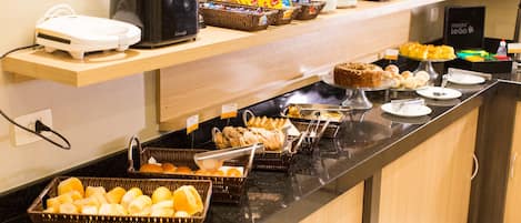 Daily buffet breakfast (BRL 45.00 per person)