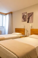 Minibar, caja de seguridad en la habitaciĂłn y escritorio