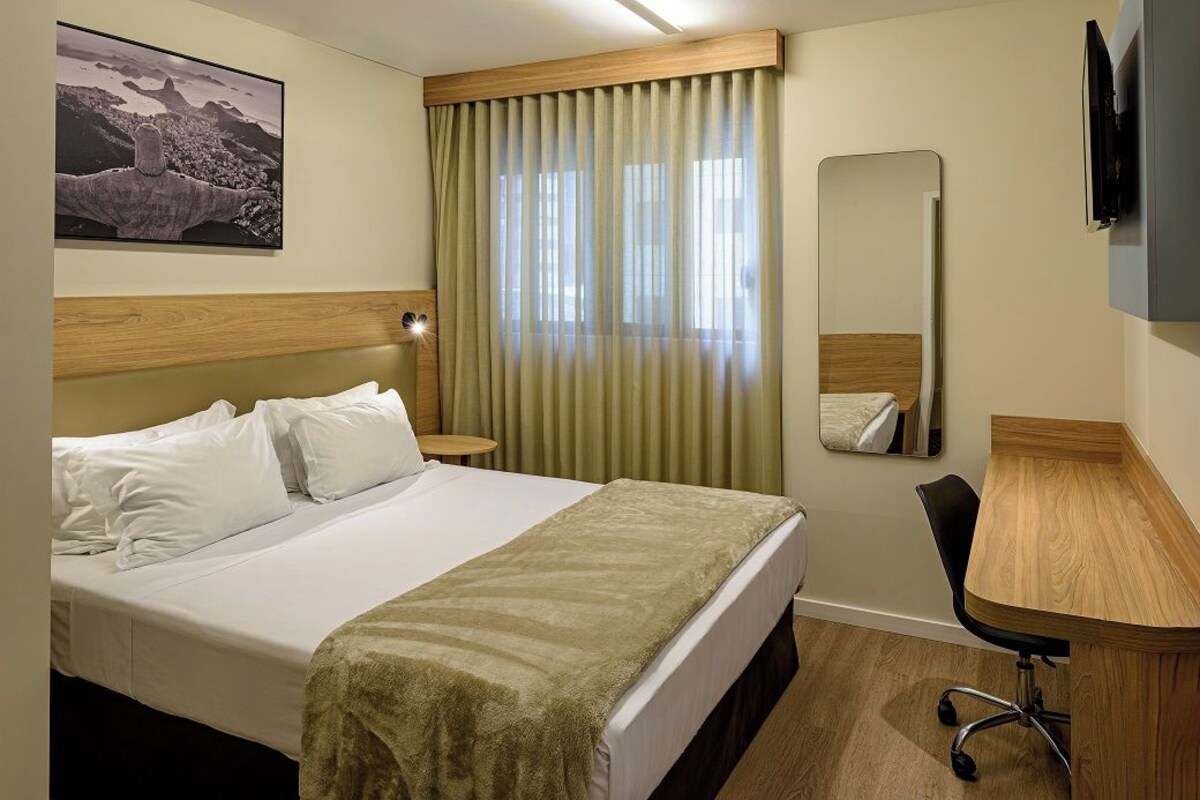 Single Room | Minibar, in-room safe, desk, blackout curtains