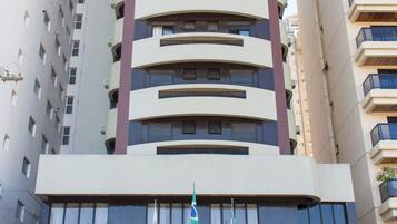 Un edificio de hotel alto con varios balcones y un letrero que dice "Rio Hotel by Bourbon".