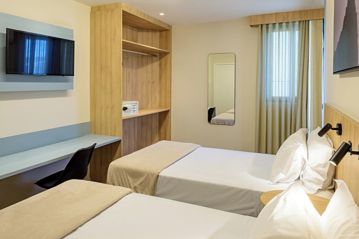 Single Room | Minibar, in-room safe, desk, blackout curtains