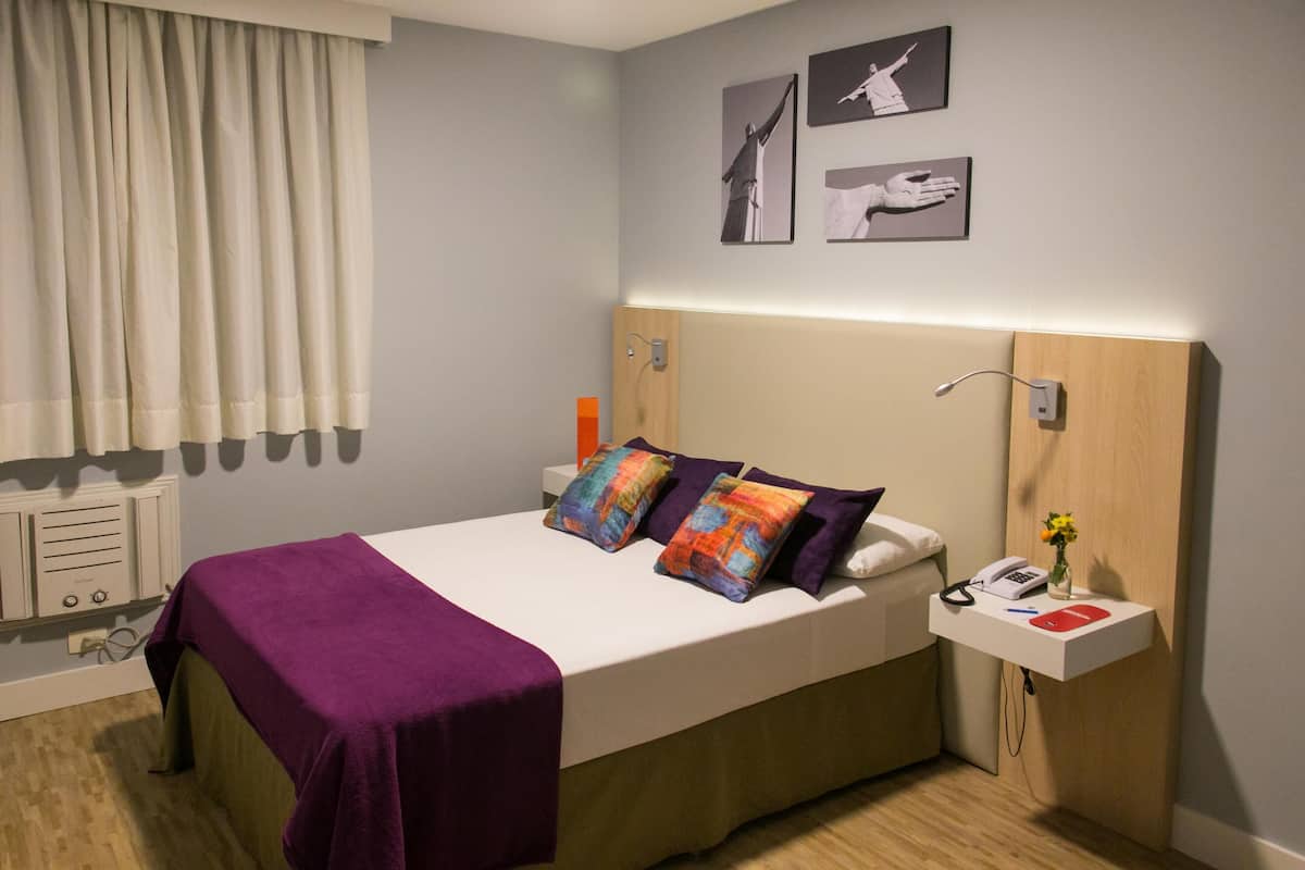 Minibar, Zimmersafe, Schreibtisch, Verdunkelungsvorhänge