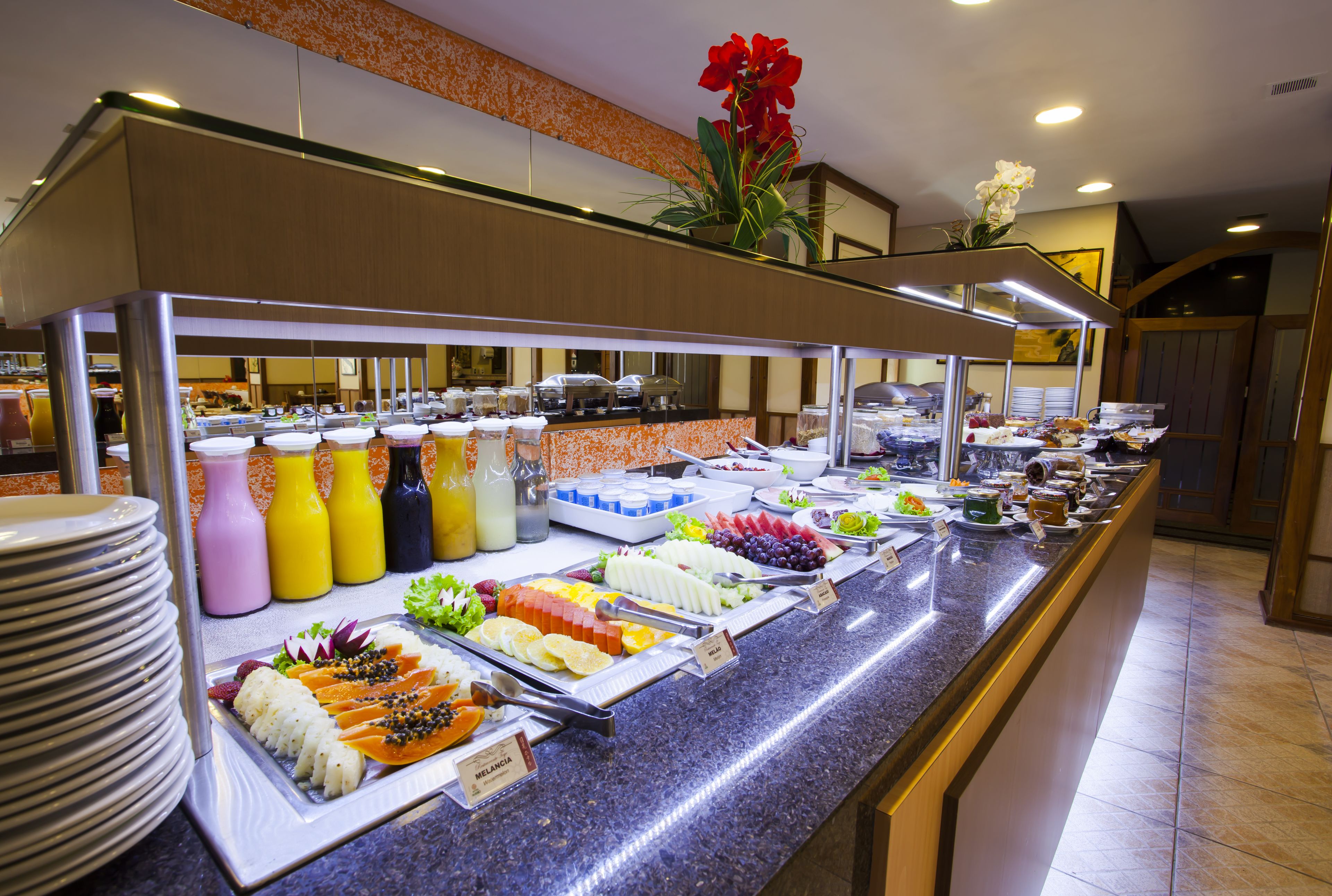 Café da manhã com buffet grátis todos os dias