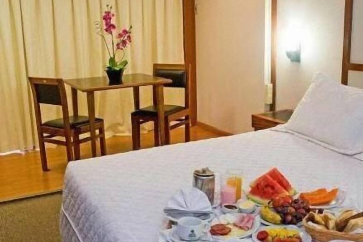 Minibar, caja de seguridad en la habitación y escritorio