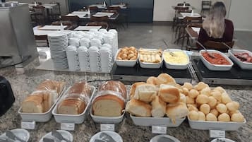 含每日吃到飽早餐