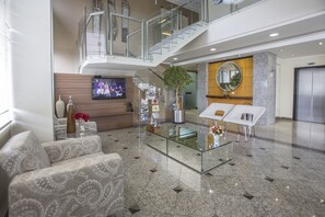 Coin salon dans le hall