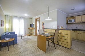 29-inch plasma TV with cable channels, TV - Astron Suítes São José dos Pinhais by Nobile (Sao Jose dos Pinhais)