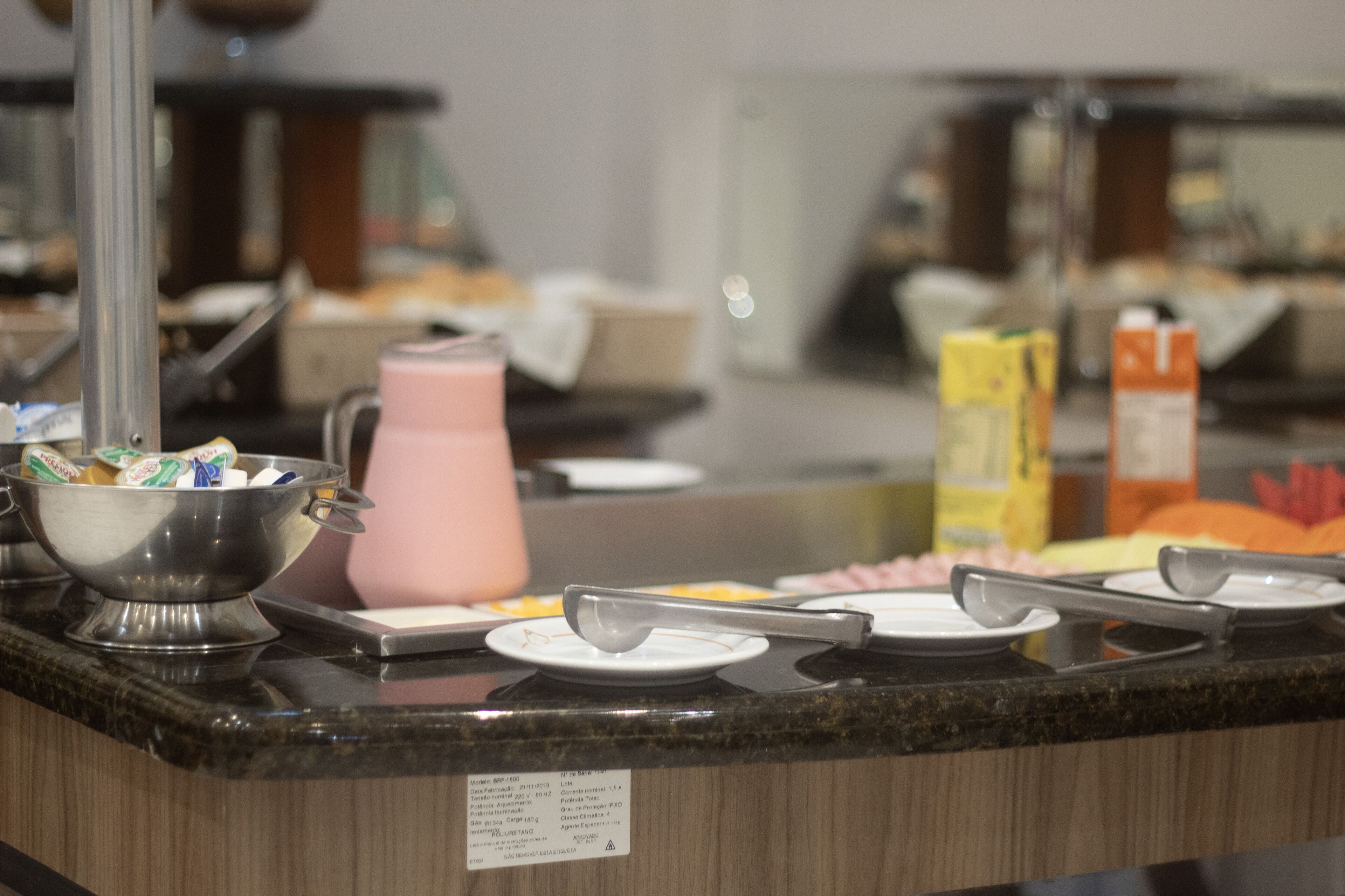 Un mostrador de buffet con diversos alimentos y utensilios.