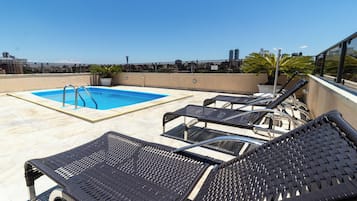 Piscina externa, espreguiçadeiras