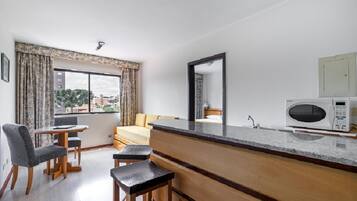 Apartamento Luxo Duplo Casal | 1 habitación, minibar, caja de seguridad en la habitación y escritorio