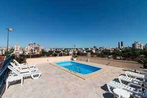 Piscine extérieure, chaises longues