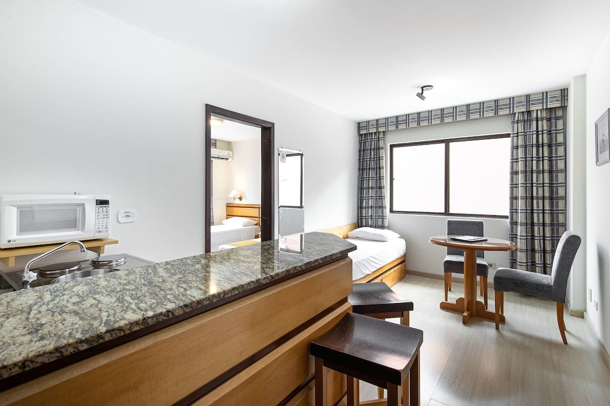 Apartamento Luxo Duplo Solteiro | 1 habitación, minibar, caja de seguridad en la habitación y escritorio
