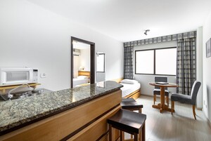 Apartamento Luxo Duplo Solteiro  | 1 多间卧室、迷你吧、客房内保险箱、办公桌