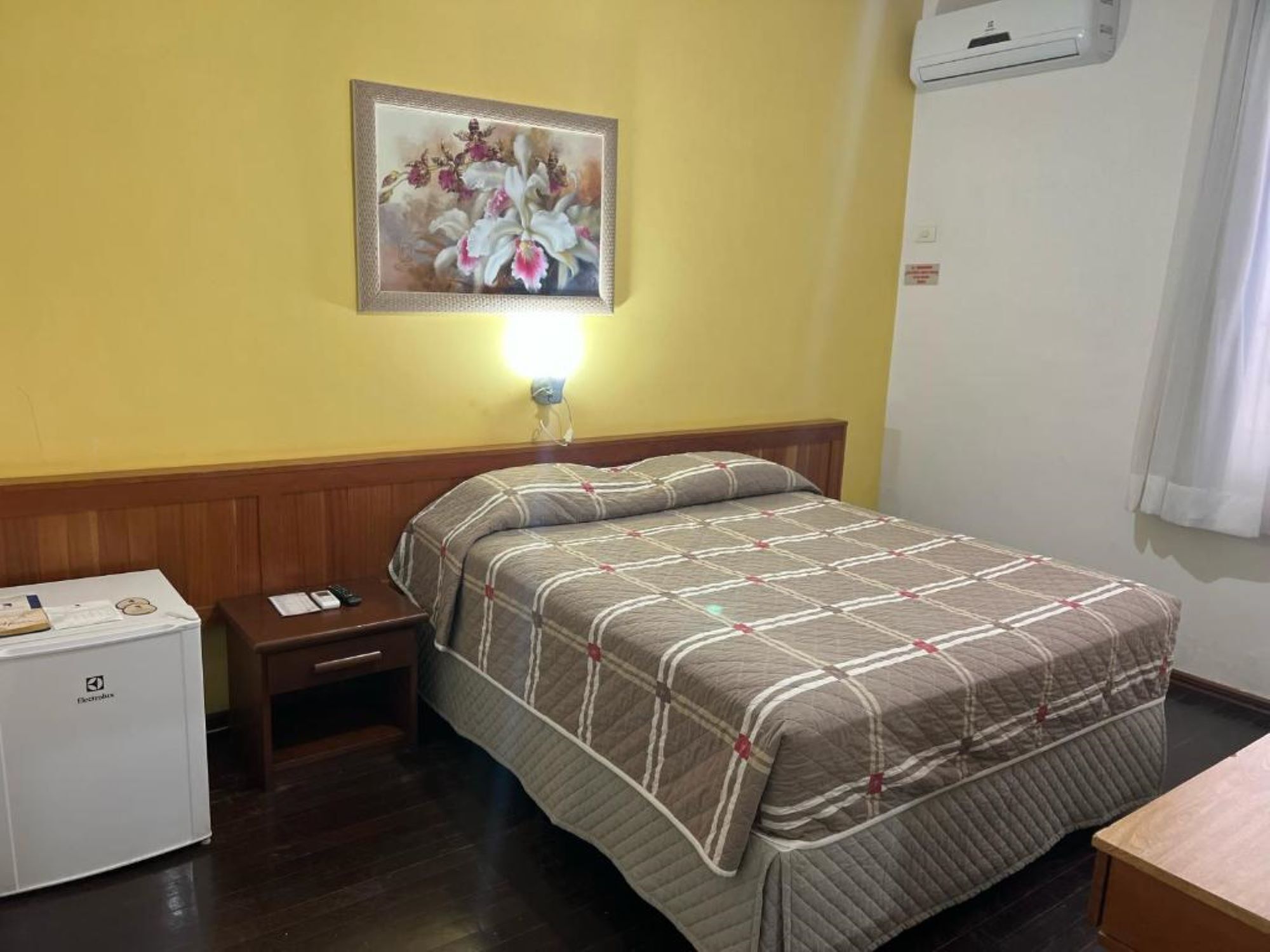 Frigobar, escrivaninha, Wi-Fi de cortesia, roupa de cama