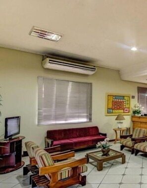 Televisión LCD de 32 pulgadas con canales por cable, una televisión