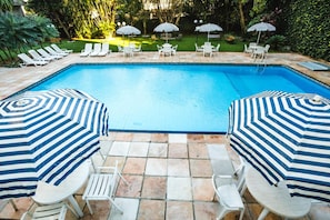 Outdoor pool, pool umbrellas, sun loungers - Foz Presidente Economic Hotel (Foz do Iguaçu)