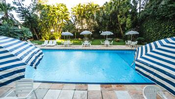 Piscina externa, guarda-sóis, espreguiçadeiras