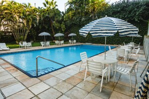 Outdoor pool, pool umbrellas, pool loungers - Foz Presidente Economic Hotel (Foz do Iguaçu)