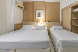 Minibar, coffres-forts dans les chambres, bureau