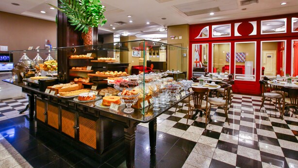 A buffet with various food items and a checkered floor. - Transamerica Executive Curitiba Batel (Curitiba)