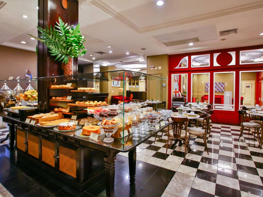 Café da manhã com buffet grátis todos os dias