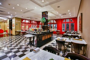 Frokost, lunsj og middag serveres