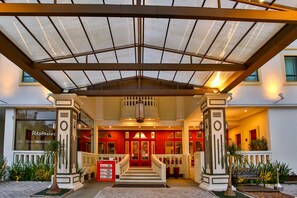 供应早餐、午餐和晚餐