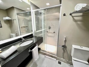 Superior Twin Room | Bathroom | Shower, free toiletries, hair dryer, towels - Transamerica Executive Curitiba Batel (Curitiba)