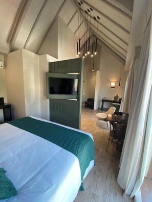 Kahden hengen exclusive-huone | Minibaari, tallelokero huoneessa, työpöytä