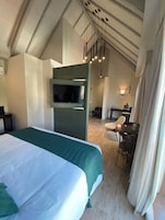 Minibar, caja de seguridad en la habitaciĂłn y escritorio