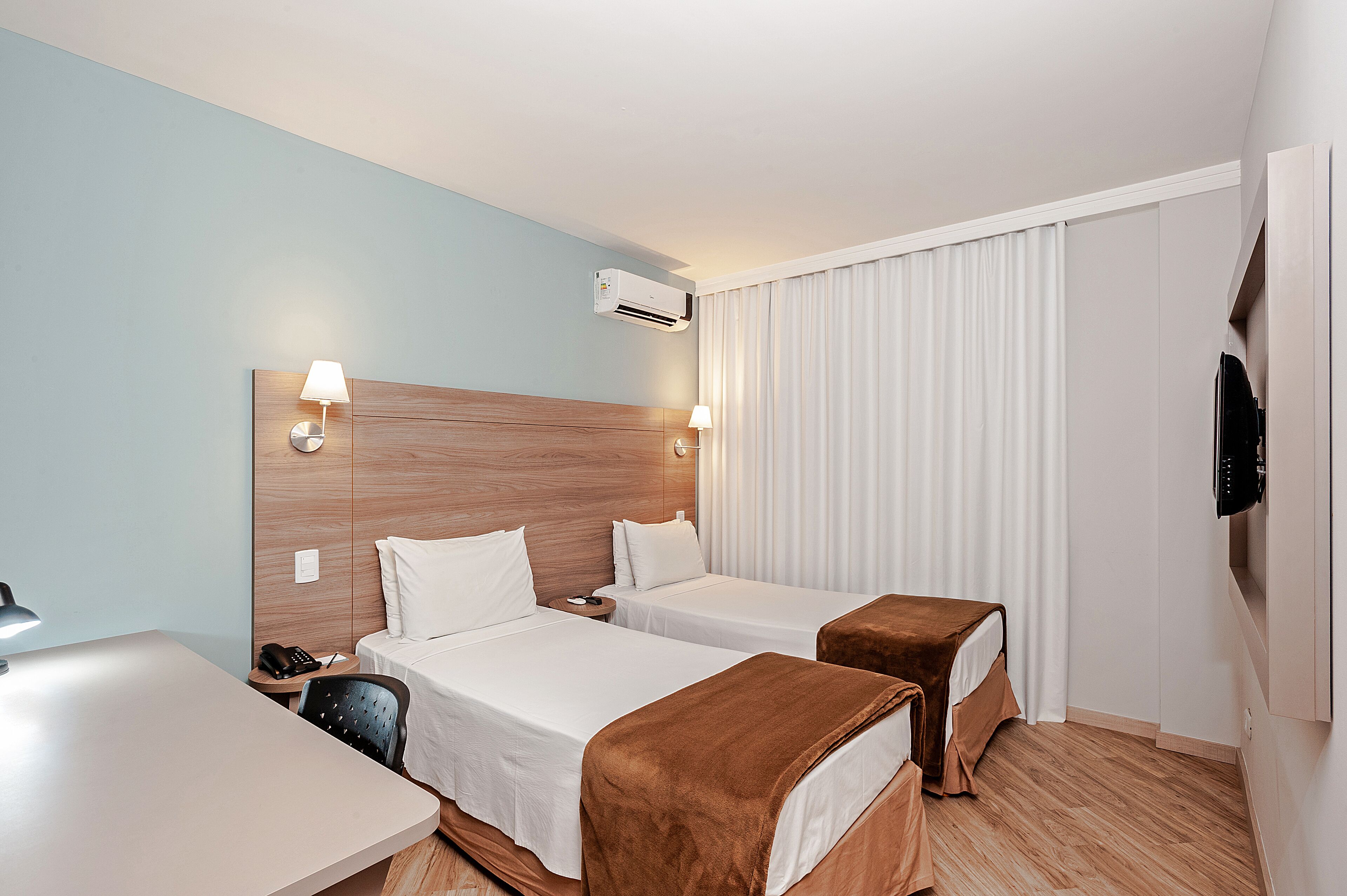 standard twin room | 1 bedroom, minibar, desk, laptop workspace