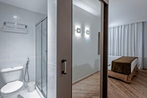 Minibar, escritorio y espacio para trabajar con laptop 