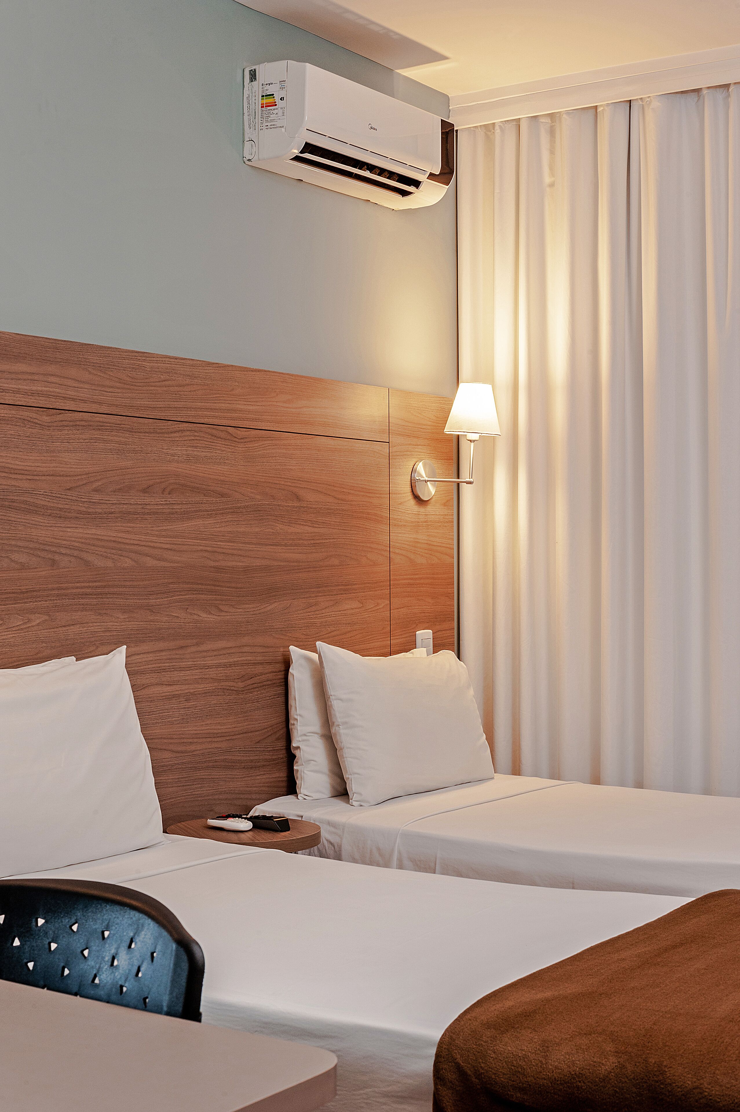 standard twin room | 1 bedroom, minibar, desk, laptop workspace