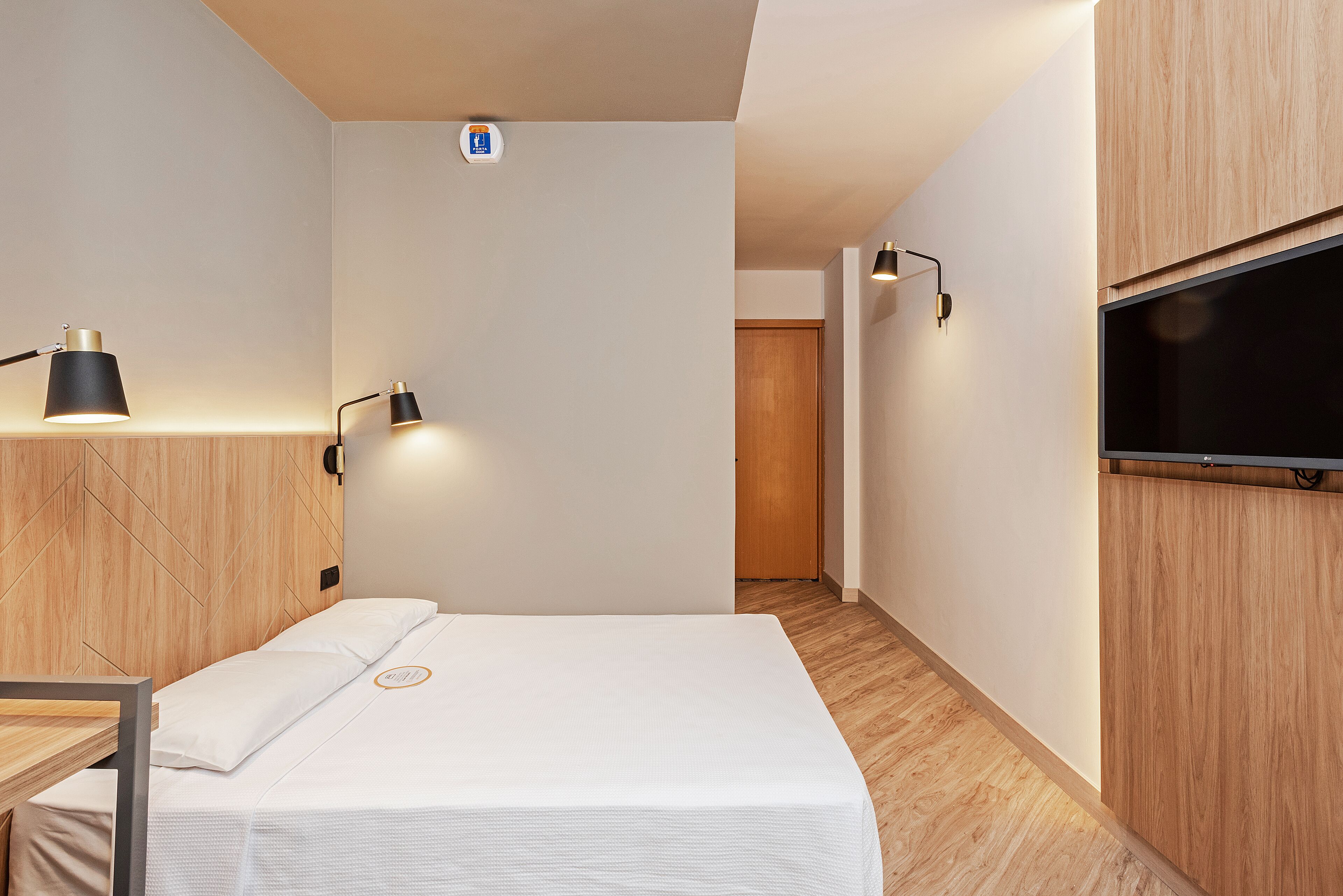 standard room, accessible | 1 bedroom, minibar, desk, laptop workspace