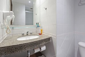تجهيزات دش، مجففات شعر، مناشف، صابون