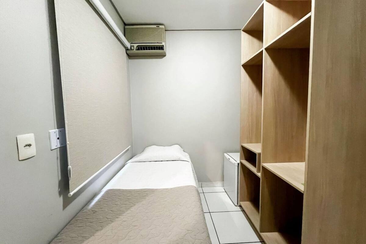 Premium bedding, cribs (free), bed sheets