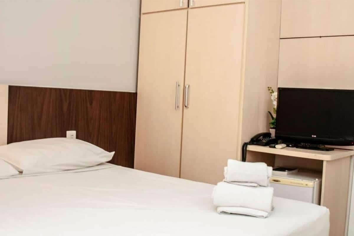 Premium bedding, free cribs/infant beds, bed sheets