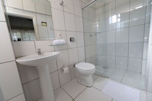 Shower, free toiletries, hair dryer, towels - Hotel Smart Iguassu (Foz do Iguaçu)