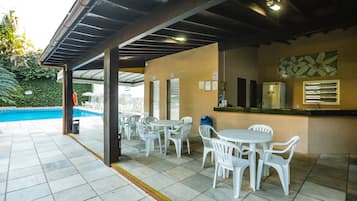 Poolside bar