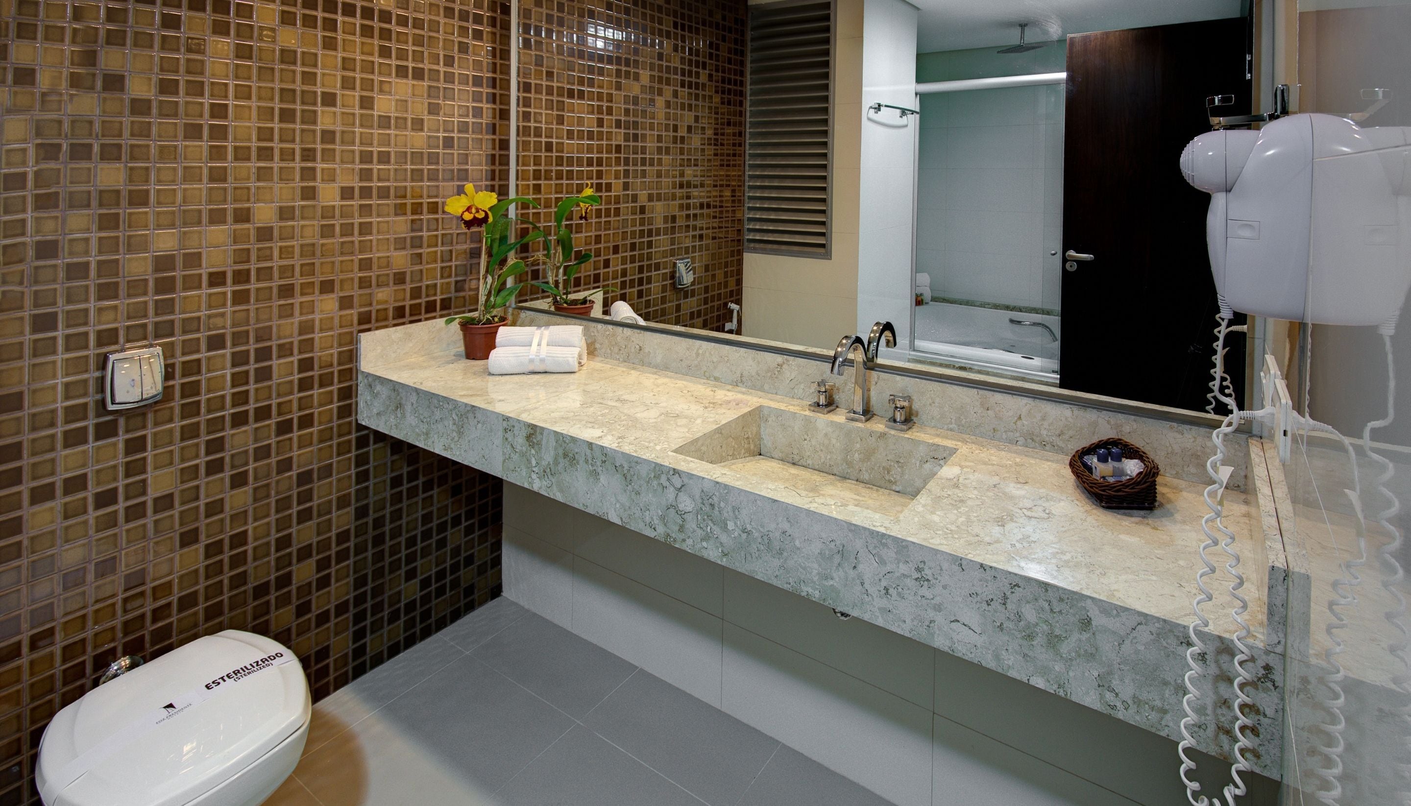 suite presidente | bathroom | free toiletries, hair dryer, towels